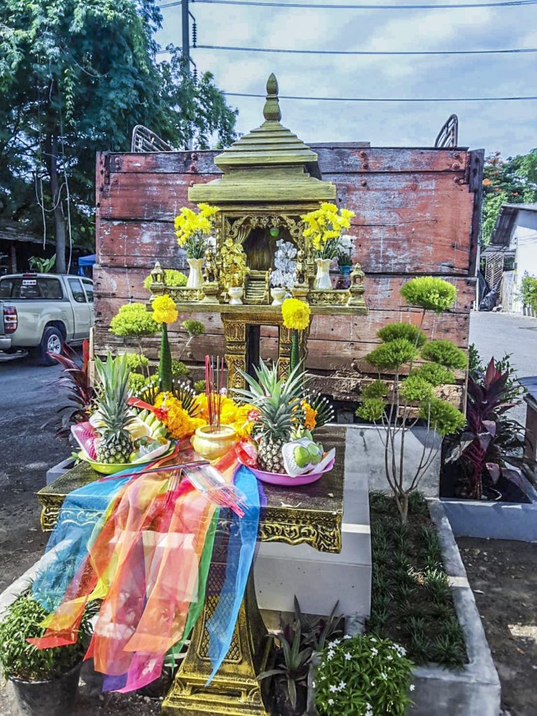 พิธีบวงสรวงอัญเชิญยกศาลพระภูมิ