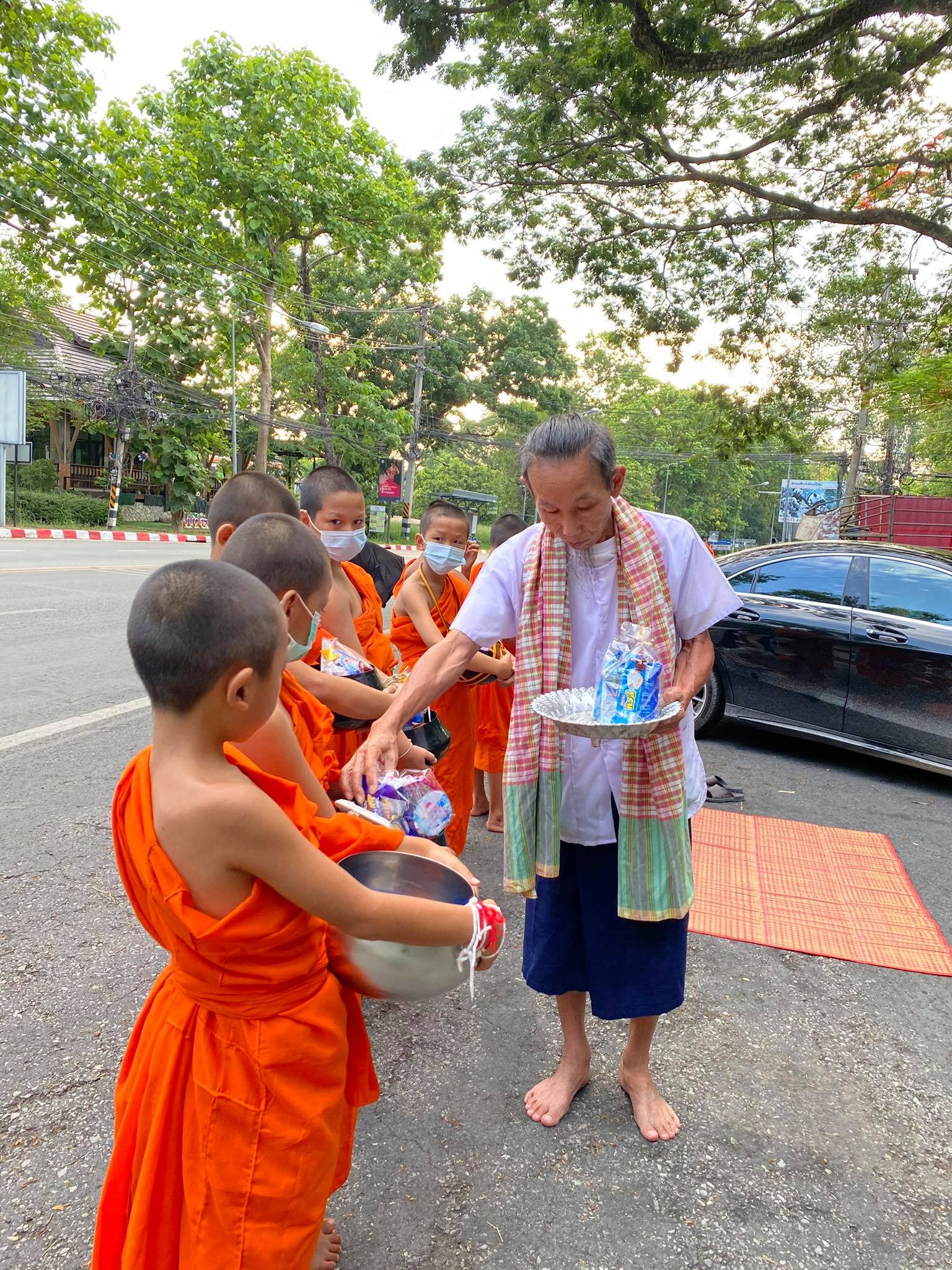 ทำบุญตักบาตรที่ลานสักการะอนุสาวรีย์ครูบาศรีวิชัย